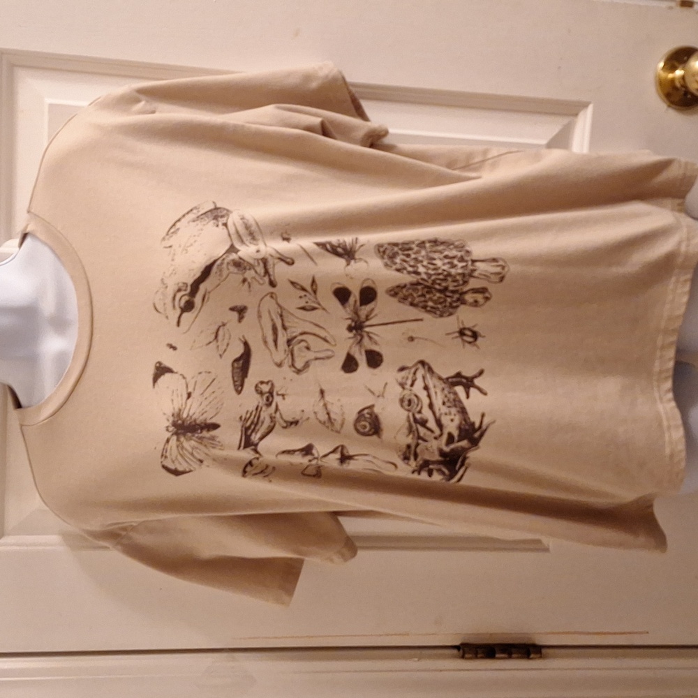 SHEIN Top. Size Large Tshirt. Frogs.